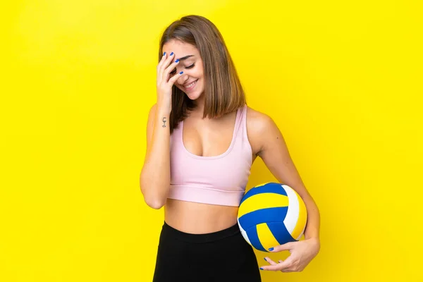 Junge Frau Spielt Auf Gelbem Hintergrund Isoliert Volleyball Und Lacht — Stockfoto