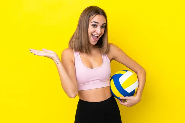 Jeune Femme Jouant Volley Isolé Sur Fond Jaune Avec Une — Photo