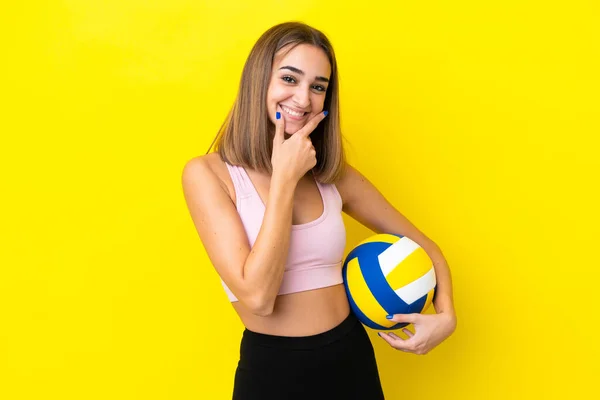 Νεαρή Γυναίκα Παίζει Βόλεϊ Απομονωμένη Κίτρινο Φόντο Χαρούμενη Και Χαμογελαστή — Φωτογραφία Αρχείου