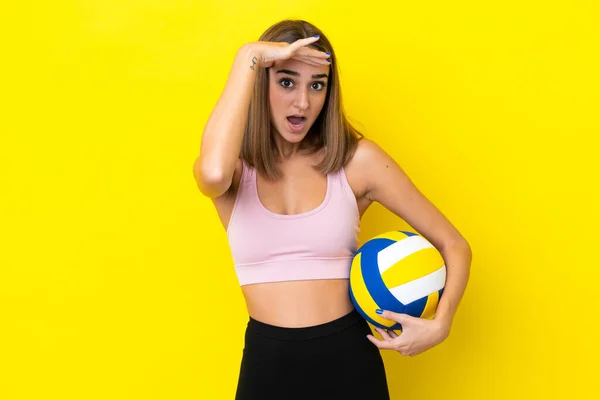 Junge Frau Spielt Auf Gelbem Hintergrund Isoliert Volleyball Und Macht — Stockfoto