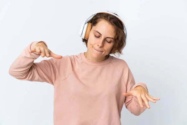 Νεαρή Αγγλίδα Απομονωμένη Λευκό Φόντο Ακούγοντας Μουσική Και Χορεύοντας — Φωτογραφία Αρχείου
