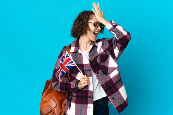 Mladá Angličanka Držící Britskou Vlajku Izolovanou Modrém Pozadí Něco Uvědomila — Stock fotografie