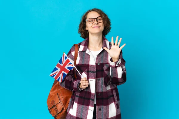 Młoda Angielka Trzyma Flagę Zjednoczonego Królestwa Odizolowaną Niebieskim Tle Licząc — Zdjęcie stockowe