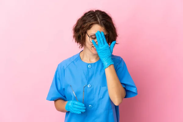 Žena Anglický Zubař Drží Nástroje Přes Izolované Růžovém Pozadí Unaveným — Stock fotografie