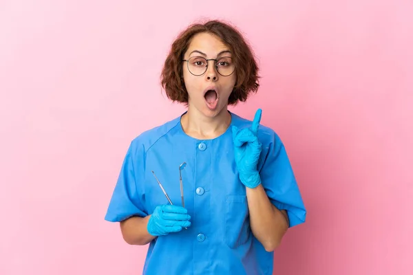 Englische Zahnärztin Hält Werkzeuge Über Isoliert Auf Rosa Hintergrund Der — Stockfoto