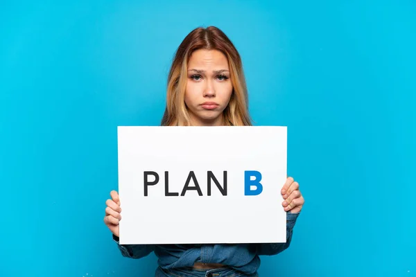 Nastolatka Nad Odizolowanym Niebieskim Tle Trzymając Tabliczkę Wiadomością Plan Smutnym — Zdjęcie stockowe