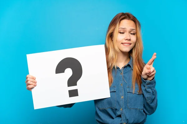 Teenager Girl Isolated Blue Background Holding Placard Question Mark Symbol — Stock Photo, Image