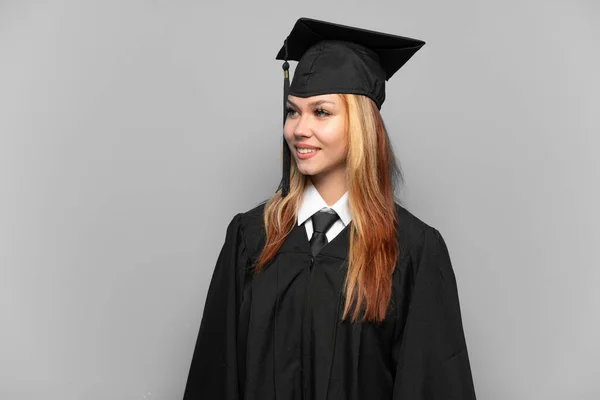 Fiatal Egyetemi Diplomás Lány Felett Elszigetelt Háttér Látszó Oldalon — Stock Fotó