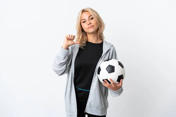 Młoda Rosjanka Gra Piłkę Nożną Białym Tle Dumna Zadowolona Siebie — Zdjęcie stockowe