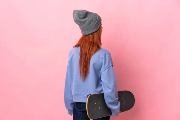 Teenager Rusky Dívka Izolované Růžovém Pozadí Brusle Zadní Poloze — Stock fotografie