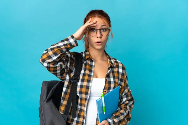 Tiener Student Russisch Meisje Geïsoleerd Blauwe Achtergrond Heeft Gerealiseerd Iets — Stockfoto