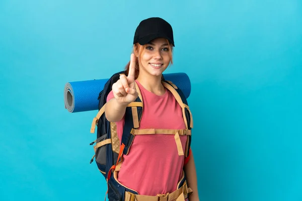 Adolescente Rusa Excursionista Chica Aislada Sobre Fondo Azul Mostrando Levantando —  Fotos de Stock