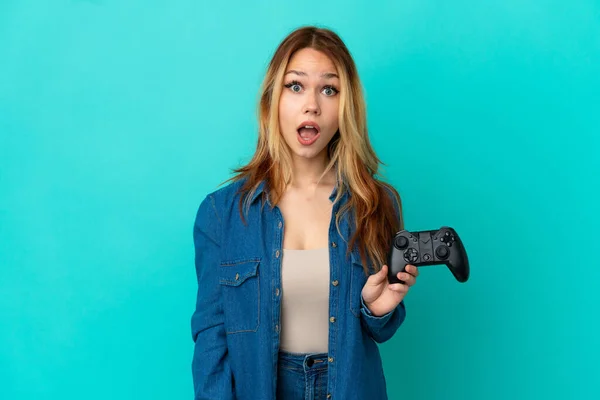 Teenager Blonde Mädchen Spielt Mit Einem Videospielcontroller Über Isolierte Wand — Stockfoto