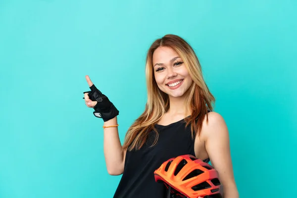 Junge Radfahrerin Zeigt Mit Dem Finger Zur Seite Und Präsentiert — Stockfoto