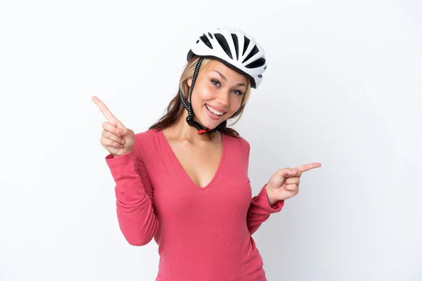 Junge Russische Frau Trägt Einen Fahrradhelm Isoliert Auf Weißem Hintergrund — Stockfoto