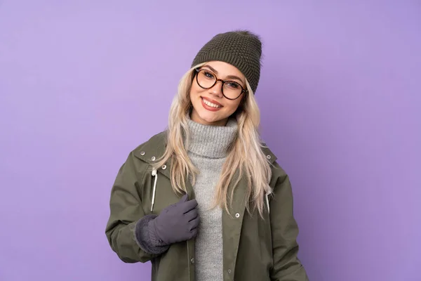 Nastoletnia Blondynka Czapce Zimowej Odizolowanym Fioletowym Tle Okularami Uśmiechem — Zdjęcie stockowe