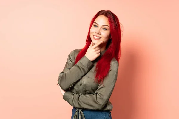Дівчина Підліток Червоне Волосся Ізольована Рожевому Фоні Щаслива Посміхається — стокове фото