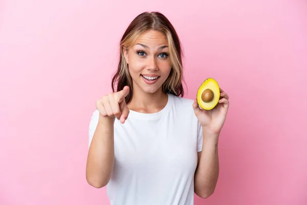 Jong Russisch Vrouw Holding Avocado Geïsoleerd Roze Achtergrond Verrast Wijzen — Stockfoto