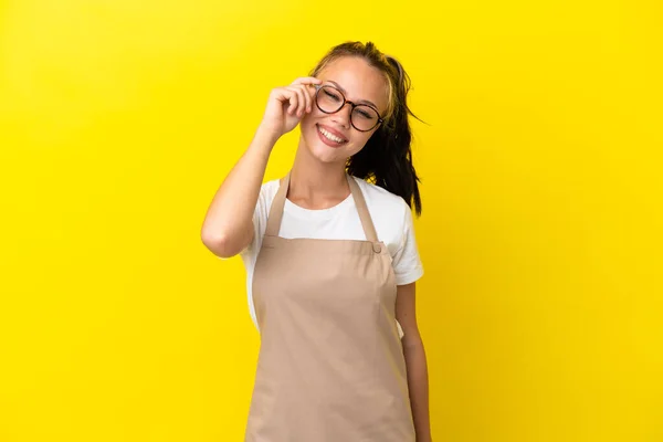 Офіціантка Ресторан Російська Дівчинка Ізольована Жовтому Тлі Окулярами Щасливими — стокове фото