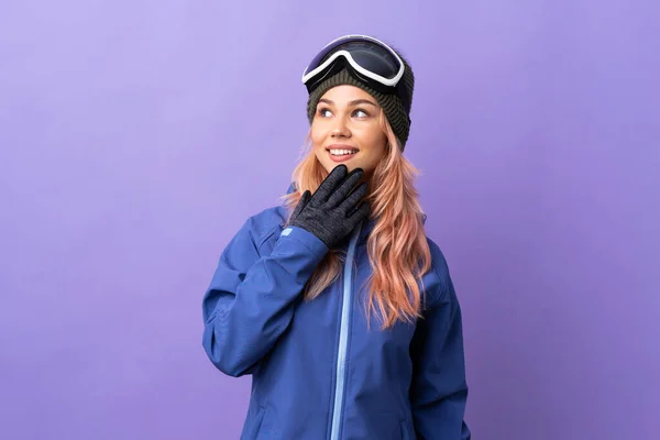 Sciatore Adolescente Ragazza Con Occhiali Snowboard Sfondo Viola Isolato Guardando — Foto Stock