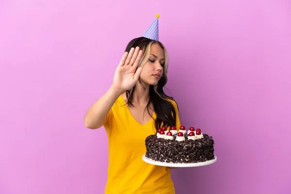 Nastolatek Rosyjski Dziewczyna Gospodarstwa Tort Urodzinowy Izolowane Fioletowy Tło Stop — Zdjęcie stockowe