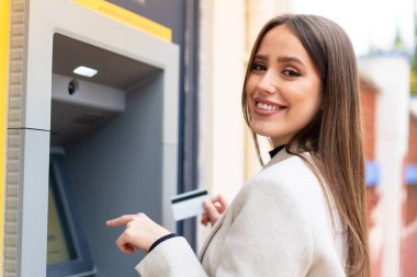 ATM kullanan güzel bir kadın.