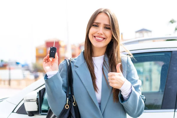 Νεαρή Όμορφη Γυναίκα Κρατά Κλειδιά Του Αυτοκινήτου Εξωτερικούς Χώρους Τους — Φωτογραφία Αρχείου
