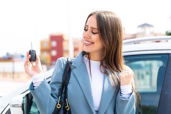 Νεαρή Όμορφη Γυναίκα Κρατώντας Κλειδιά Του Αυτοκινήτου Εξωτερικούς Χώρους Γιορτάζει — Φωτογραφία Αρχείου