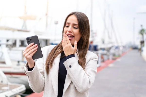Ung Vacker Kvinna Använder Mobiltelefon Utomhus Med Överraskning Och Chockad — Stockfoto