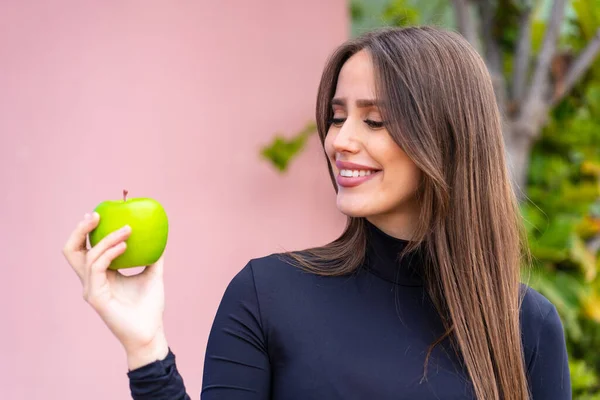 Junge Hübsche Frau Mit Einem Apfel Freien Mit Glücklichem Gesichtsausdruck — Stockfoto