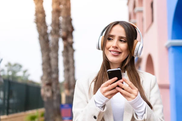 Mladá Hezká Žena Venku Poslouchá Hudbu Mobilním Přemýšlením — Stock fotografie