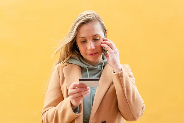 Jonge Blonde Vrouw Buiten Houden Van Een Gesprek Met Mobiele — Stockfoto