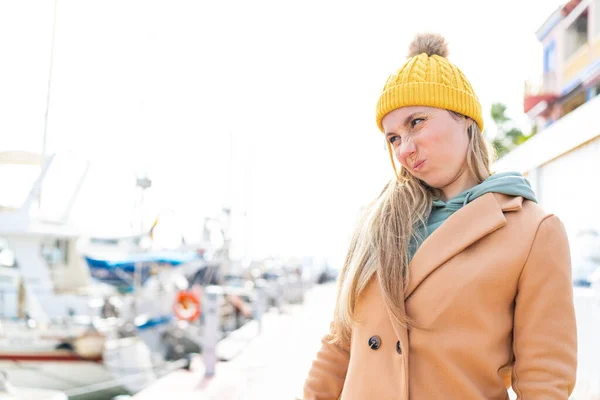 Mladá Blondýnka Nosí Zimní Bundu Venku Smutným Výrazem — Stock fotografie