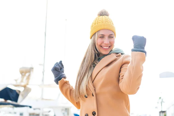 Jovem Loira Vestindo Jaqueta Inverno Livre Celebrando Uma Vitória — Fotografia de Stock