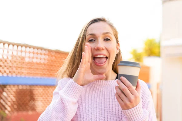 Mladá Blondýna Žena Drží Odnést Kávu Venku Křičí Ústy Široce — Stock fotografie
