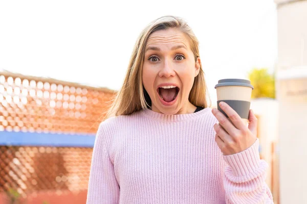 Mladá Blondýna Žena Drží Odnést Kávu Venku Překvapením Šokovaný Výraz — Stock fotografie