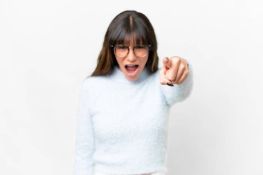 İzole edilmiş beyaz arka planda genç beyaz kadın hayal kırıklığına uğramış ve ön tarafı işaret ediyor.