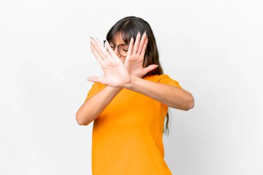 İzole edilmiş beyaz arka planda genç beyaz kadın ellerini öne uzatıyor.