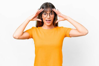 İzole edilmiş beyaz arka planı olan beyaz bir kadın. Sürpriz bir ifadeyle.