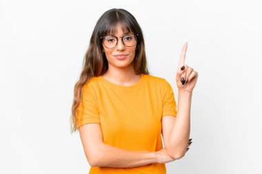 İzole edilmiş beyaz arka planı olan genç beyaz kadın mutlu ve yukarı bakıyor.