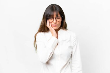 İzole edilmiş beyaz arka planda diş ağrısı olan genç beyaz bir kadın.