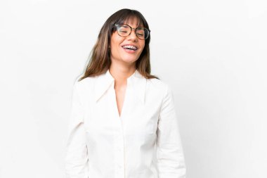 İzole edilmiş beyaz arka planı olan beyaz bir kadın gülüyor.