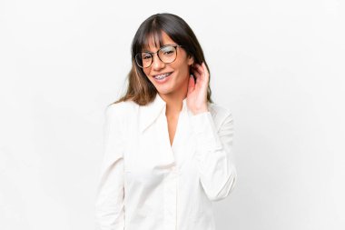 İzole edilmiş beyaz arka planı olan beyaz bir kadın gülüyor.