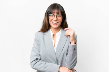 İzole edilmiş beyaz arka planı olan beyaz bir kadın gülüyor.