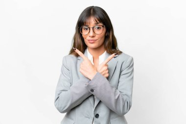 İzole edilmiş beyaz arka planı olan beyaz saçlı genç bir kadın yan kesimlerin şüphelerine işaret ediyor.