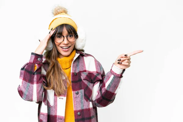 Νεαρή Καυκάσια Γυναίκα Που Φοράει Χειμωνιάτικες Μανσέτες Πάνω Από Απομονωμένο — Φωτογραφία Αρχείου