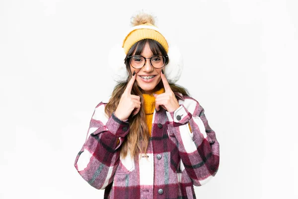Junge Kaukasische Frau Trägt Wintermützen Über Isoliertem Weißem Hintergrund Und — Stockfoto