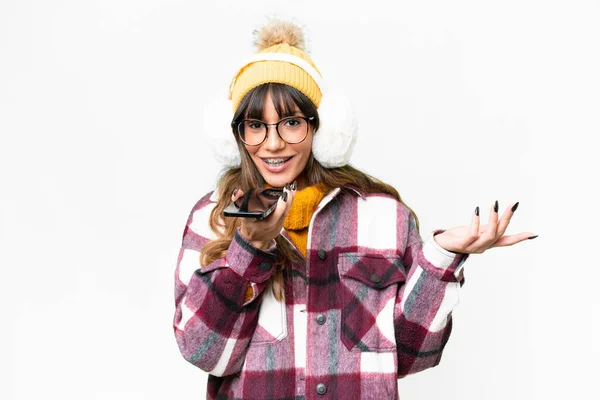 Junge Kaukasische Frau Trägt Wintermützen Über Isoliertem Weißem Hintergrund Und — Stockfoto