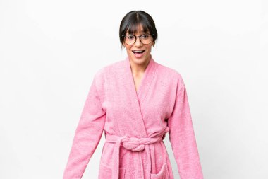 İzole edilmiş beyaz bir arka planı olan bornozlu genç bir kadın.