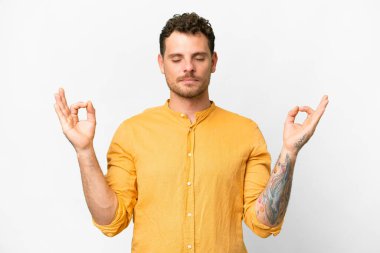 Zen pozunda izole edilmiş beyaz arka planı olan Brezilyalı bir adam